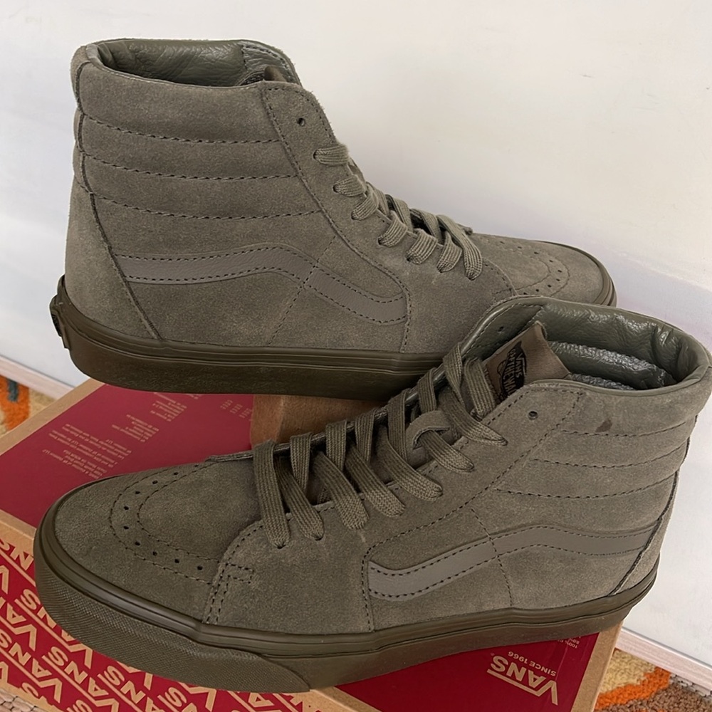 Vans Men’s Sk8-Hi
Mono Suede Olive
VN000CP9OLV
SNEAKERS - Picture 11 of 16